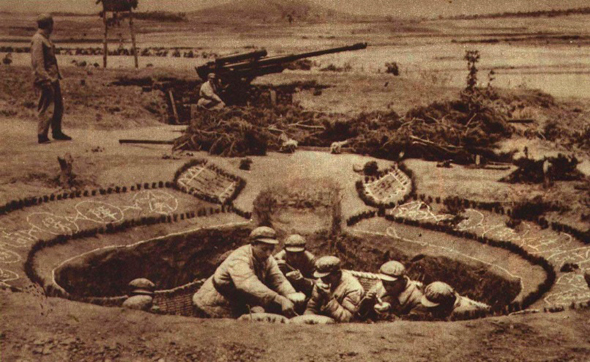 שוחת פיקוד בסוללת נ"מ סינית, מאחוריה תותח 100 מ"מ שוחת פיקוד בסוללת נ"מ סינית, מאחוריה תותח 100 מ"מ