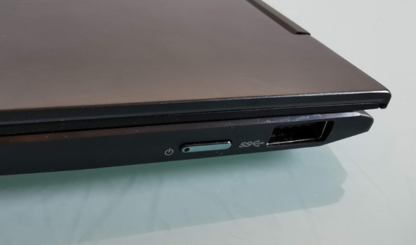 כפתור ההפעלה ושקע USB כפתור ההפעלה ושקע USB