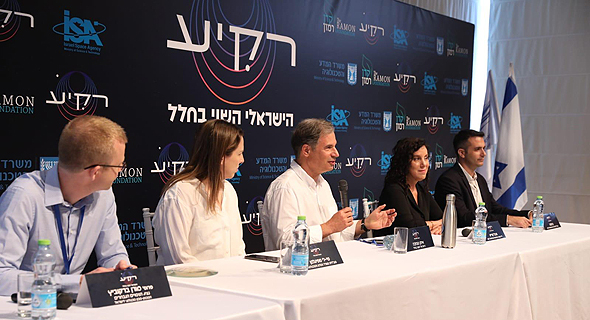 Stibbe (center) speaks to the media during a panel announcing the chosen experiments on Wednesday. Photo: PR Stibbe (center) speaks to the media during a panel announcing the chosen experiments on Wednesday. Photo: PR