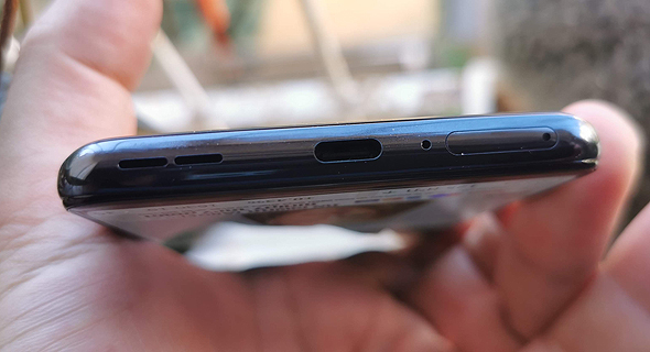 שקע USB ושבכת הרמקול שקע USB ושבכת הרמקול