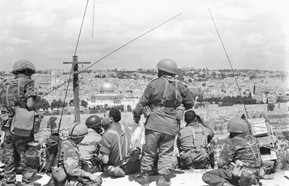 כוח צנחנים משקיף אל ירושלים במלחמת ששת הימים. במרכז (ללא קסדה) המח"ט מוטה גור.