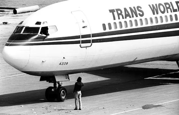 חטיפה של טיסה TWA מספר 847 ב-1985; מו"מ בין החוטפים שבקוקפיט 
