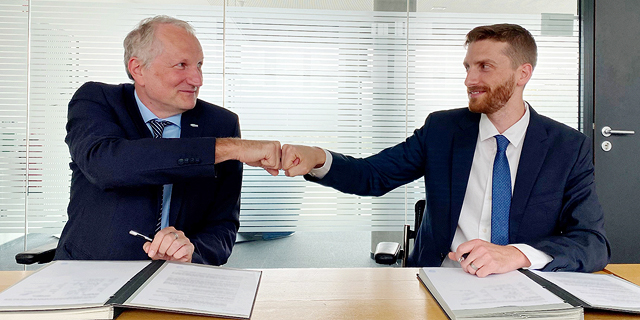 Helios CEO Jonathan Geifman (right) shakes hands with Dr. Timo Stuffler of OHB. Photo: OHB 