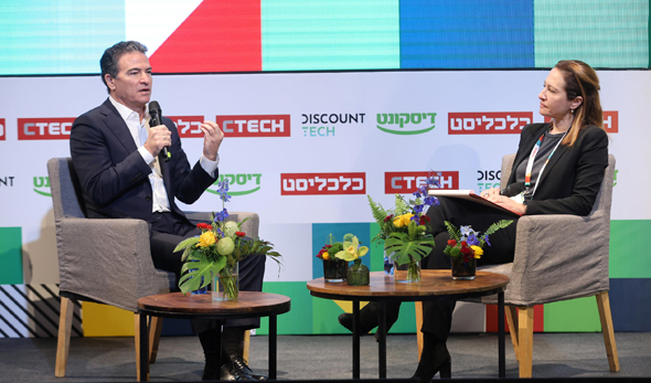 SoftBank head of investment advisers Yossi Cohen (lefT) and Calcalist Editor-in-Chief Galit Hemi. Photo: Orel Cohen