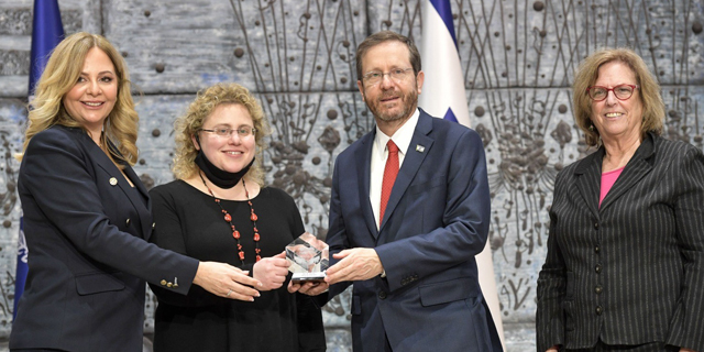 Prof. Beena Kalisky receives the Na