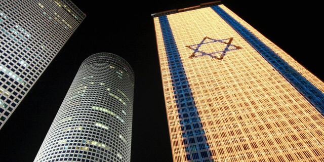דגל ישראל דולק על מגדלי עזריאלי