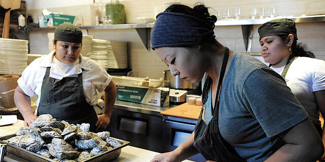 מגזין נשים 21.6.17 אלי קאראן עובדת מטבח ב בולטימור