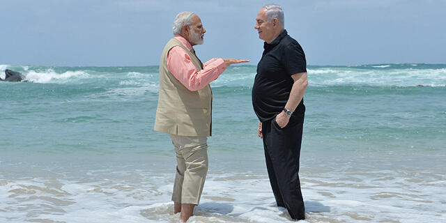 בנימין נתניהו וראש ממשלת הודו נרנדרה מודי בים