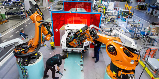 רובוטים של קוקה הגרמנית ב מפעל מרצדס בנץ
