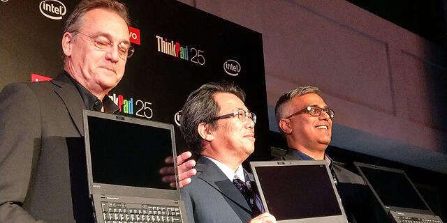 מימין ארימאסה ניוטה המעצב שהמציא את Thinkpad דיוויד היל סגן נשיא בכיר לעיצוב ב לנובו מחשב נייד