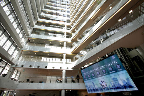 ת"א ננעלה בירידות בתום יום מסחר תנודתי