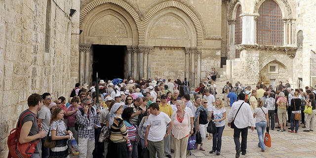תיירים בירושלים קבוצות מאורגנות של תיירים בכניסה ל כנסיית הקבר ירושלים