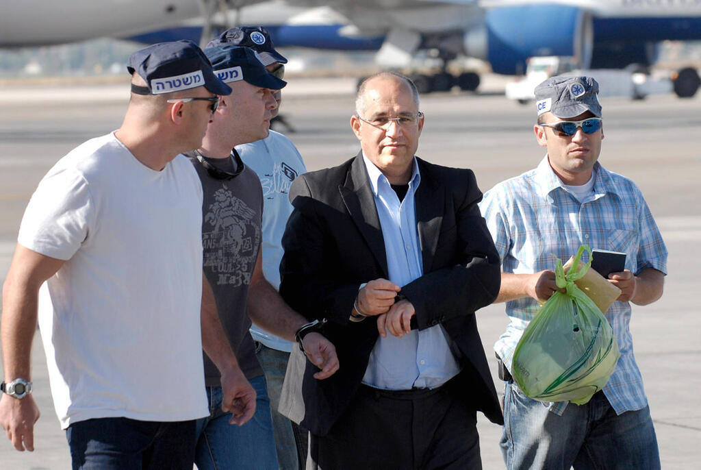 בועז יונה במרכז אחרי שנלכד ב איטליה והובא ל ישראל אוגוסט 2007
