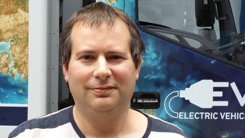 האח של ראש הממשלה משיק משאית חשמלית חדשה