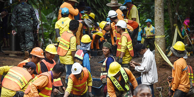 תאילנד פועלים מבצעים תיקונים בדרך המובילה למערה בה נלכדו ילדים