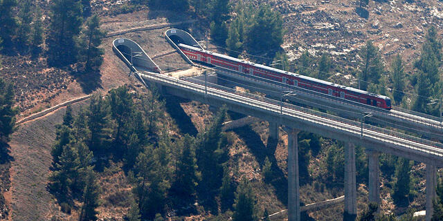 רכבת ישראל בכניסה ל מנהרה ב קו תל אביב ירושלים