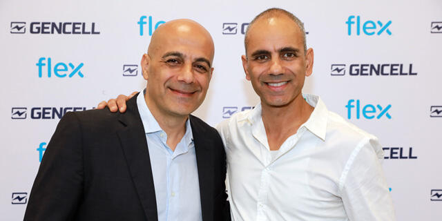 מימין אביחי רמות מנהל מפעל Flex  אופקים רמי רשף מנכל GenCell