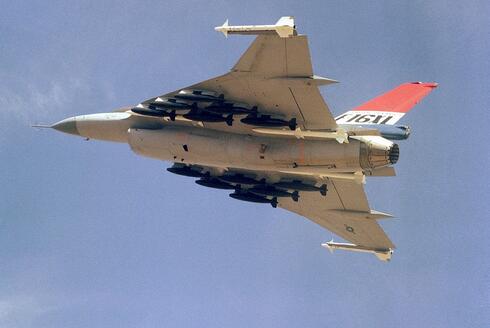 חמולה שלמה של פצצות תחת גופו של מטוס F16XL בניסוי, צילום: USAF