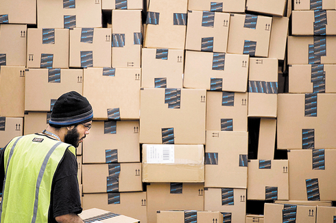 מחסן של אמזון, צילום: בלומברג