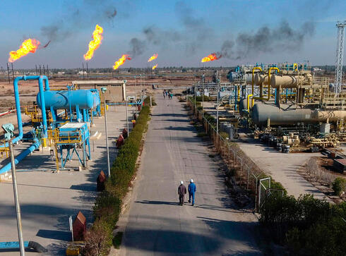 שדה נפט בעיראק. המחירים ממשיכים לטפס, צילום: איי פי