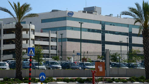 מפעל חברת אינטל בקרית גת. תל אביב, מאחוריך, צילום: הרצל יוסף