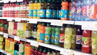 משקאות על מדפי הסופר, צילום: עמית שעל