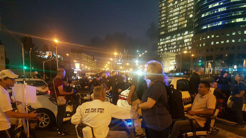 הפגנת נכים בצומת עזריאלי בתל אביב. "יוצאים למלחמה", צילום: צילום: אמיר אלון