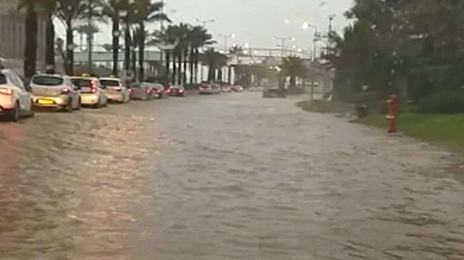 מזג אוויר סוער הצפה הצפות חיפה מול מלון לאונרדו 8.1.20