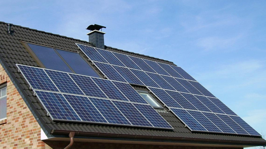 משרד השיכון מקדם הצבת פאנלים סולאריים על 1,000 מבנים של דיור ציבורי