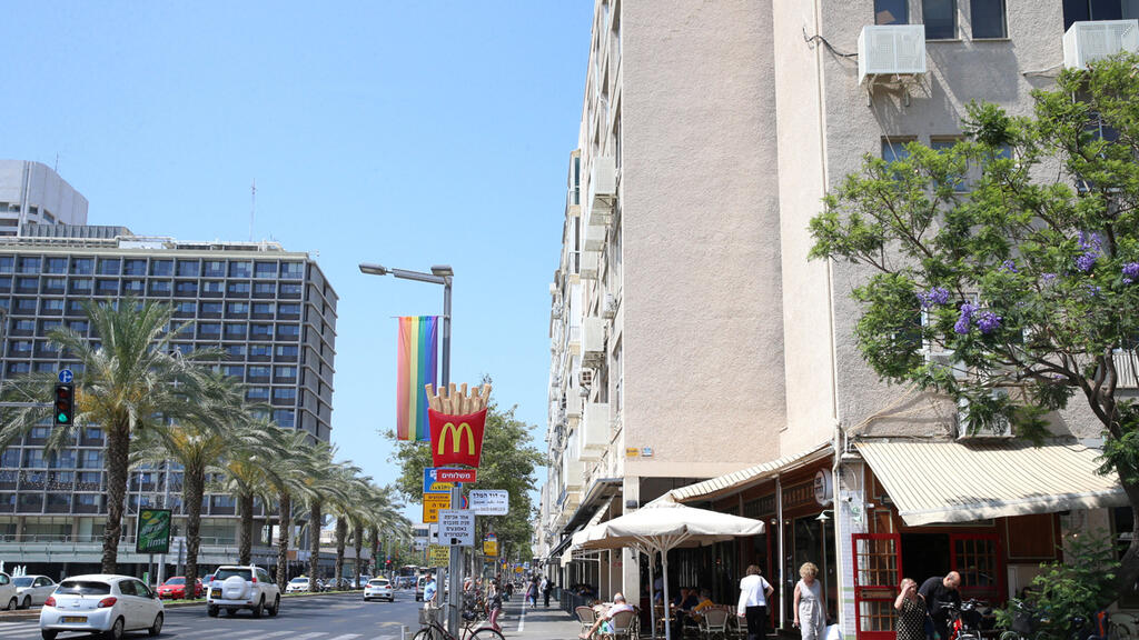 רחוב אבן גבירול תל אביב בית קפה אנשים אווירה