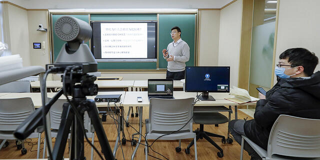 שיעור מקוון באוניברסיטת פקינג בבייג'ינג