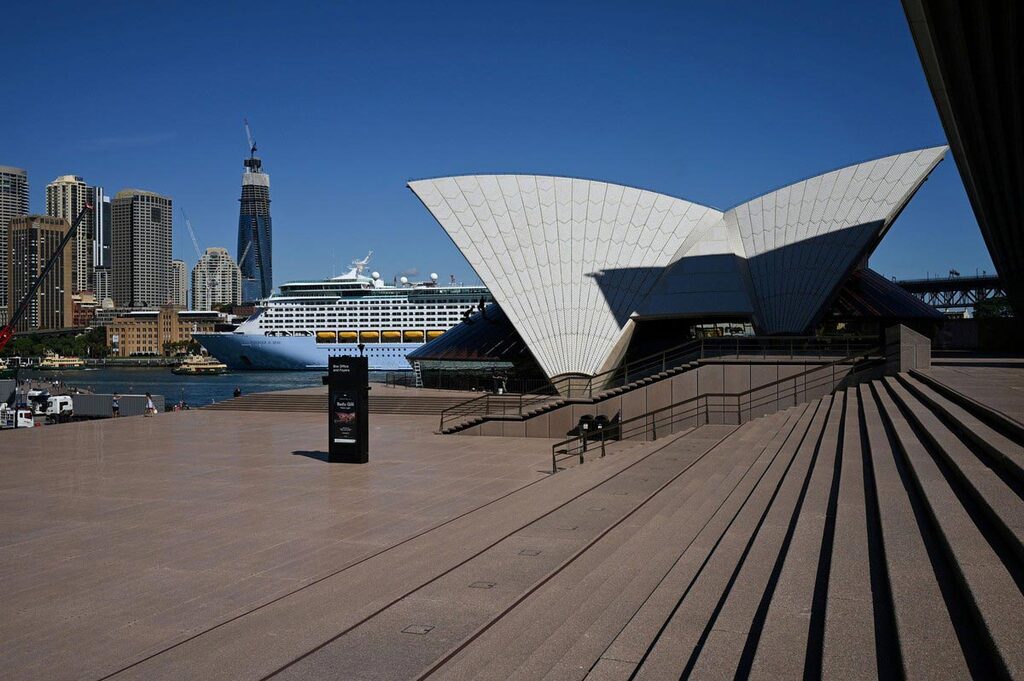 פוטו קורונה מקומות מתוירים ריקים מדרגות בית האופרה סידני אוסטרליה