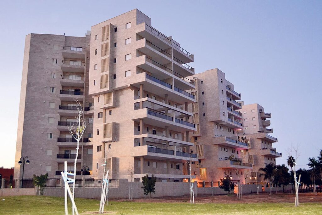 פרויקט לב הפארק בקריית מלאכי. הדיירים בקומות התחתונות חוששים שהריסת הקומות העליונות תפגע ביציבות הבניין כולו (צילום: אלי גאן) פרויקט לב הפארק ב קרית מלאכי