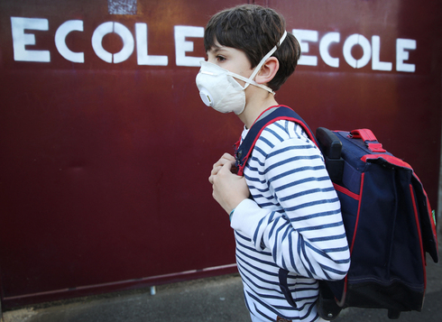 תלמיד בית ספר ליד פריז , צילום: MCT