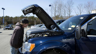 לקוח בודק רכב משומש במגרש של CarMax, צילום: בלומברג