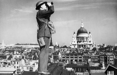 זקיף בריטי משקיף מעל ללונדון, בחיפוש אחר מפציצים גרמניים, צילום: Wikimedia 