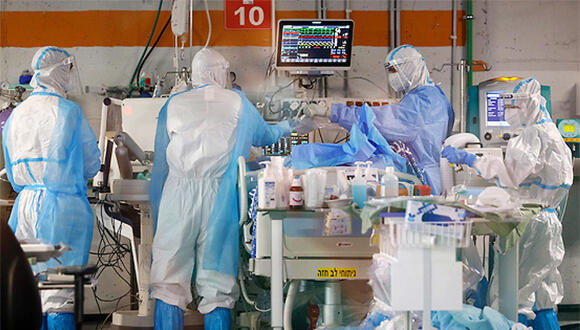 טיפול בחולה קורונה בשיבא, צילום: איי אף פי