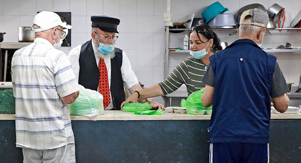 חלוקת מזון לקשישים נזקקים, צילום: דנה קופל
