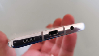 חיבור USB-C וחיבור אוזניות סמארטפון LG Velvet, צילום: רפאל קאהאן