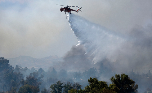 כיבוי מוטס ממסוק בקליפורניה, צילום: איי פי