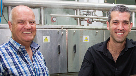 מימין: מנכ”ל פריניב עידו יניב, צילום: גיל נחושתן