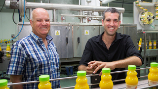 מימין: מנכ”ל פריניב עידו יניב, צילום: גיל נחושתן