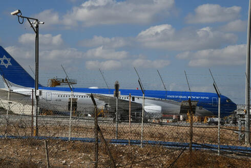 מטוס ראש הממשלה במגרש של התעשייה האווירית, צילום: יאיר שגיא 