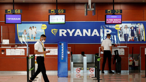 דוכן ריינאייר בברצלונה, צילום: רויטרס