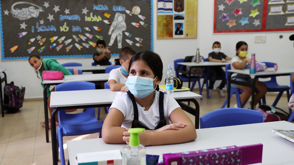 תלמידים מסכה בית ספר קורונה לימודים כיתה 