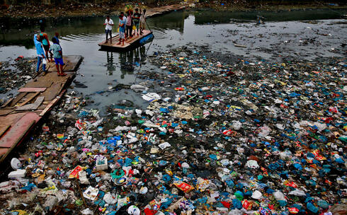 תעלה מוצפת פסולת פלסטיק במומבאי, הודו, צילום: גטי אימג