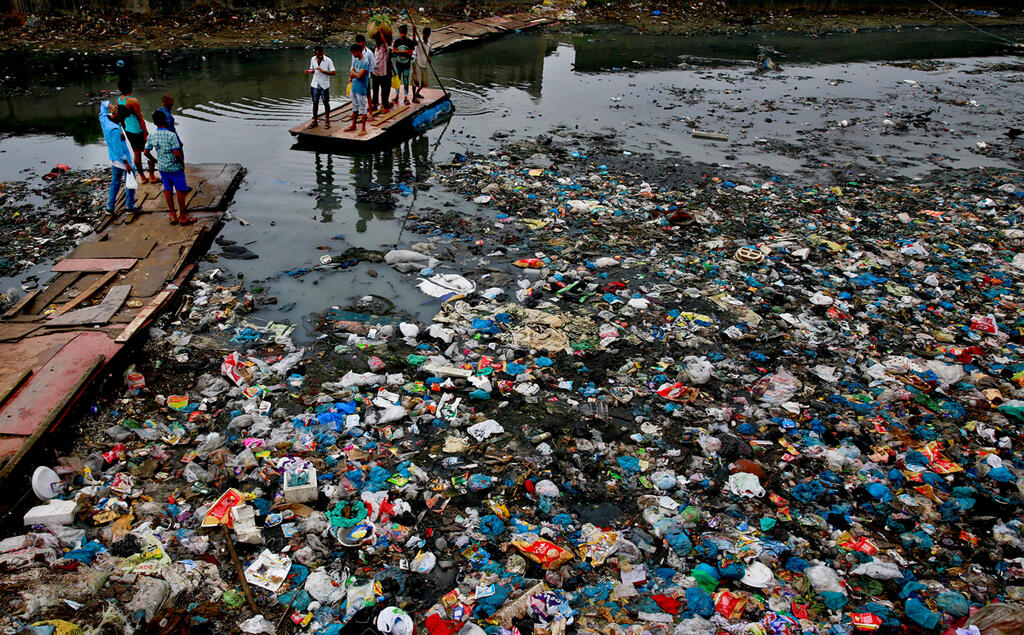 מוסף שבועי 5.11.20 תעלה מוצפת פסולת פלסטיק ב מומבאי הודו
