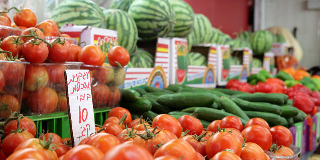 דוכן ירקות ו פירות בשוק הכרמל עגבניות מלפפונים
