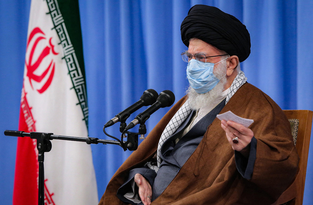 המנהיג העליון של איראן חמינאי עם מסיכה נגד קורונה