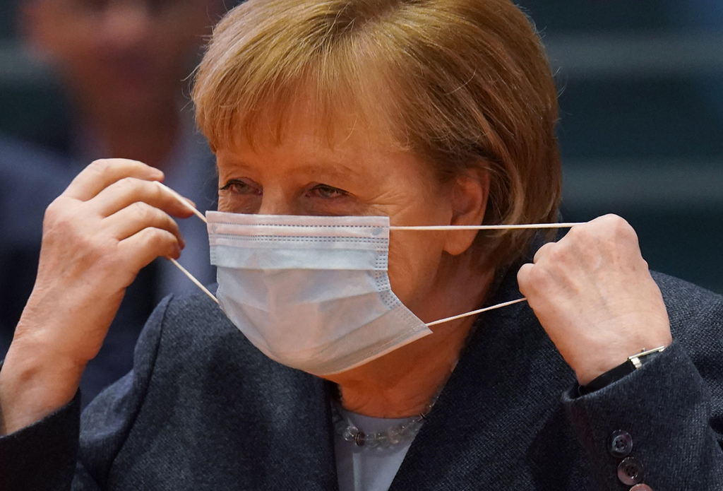 אנגלה מרקל קנצלרית גרמניה עוטה מסכה ישיבת קבינט קורונה